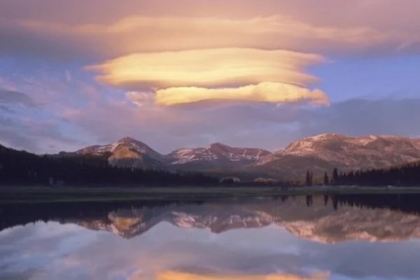 山西天空巨型玫瑰云：漂浮了一个多小时，这是什么原因形成的？