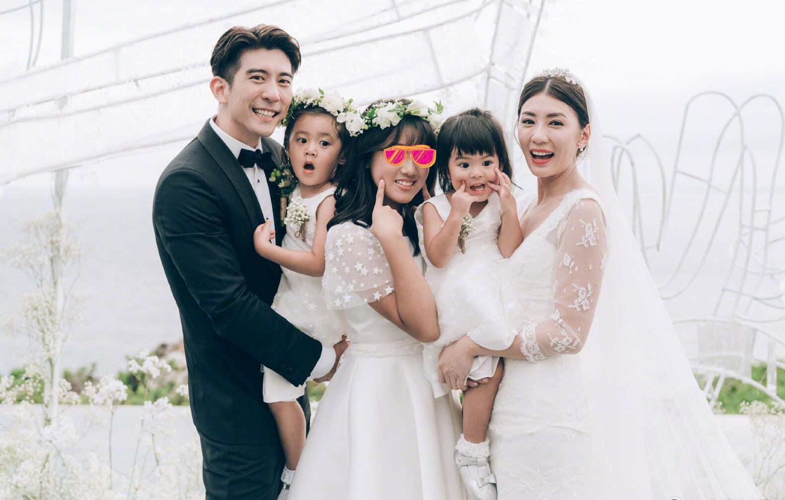 贾静雯化身理发师全家换新发型，她的技术怎么样？