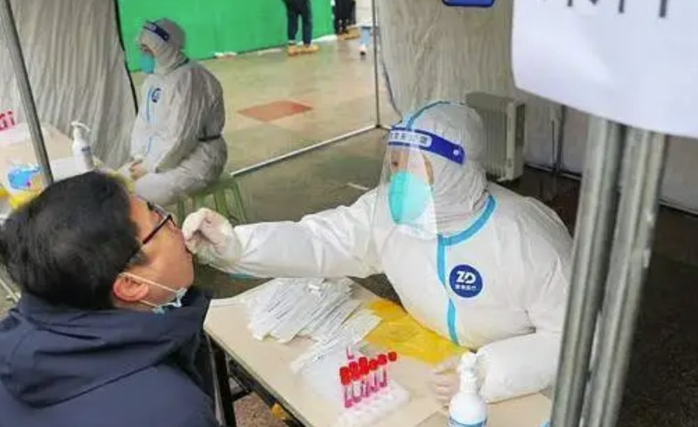 央媒:核酸后盖章是对尊严的践踏，你如何看待核酸后盖章这一行为？