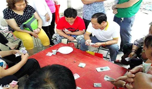 老婆没事的时候就知道打牌，我该怎么劝她才好呢？