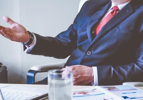 什么人称之为“嫂夫人”。 另外，领导、同事的老婆，都如何称呼？