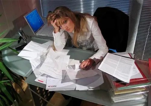 重庆一公司新员工入职首日自愿加班偷走公司电脑、手机，其行为如何定性？