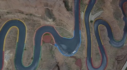 2.3公里山路拐22道弯，为何这条公路如此曲折？