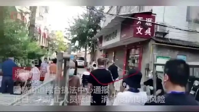潜江通报执法人员踢翻小贩摊位事件，相关涉事人员将会受到什么样的处罚？