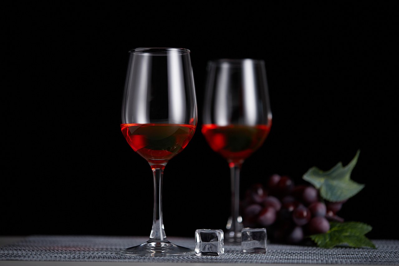 上海大叔举着红酒杯排队做核酸，他究竟是谁？为何会有如此举动？