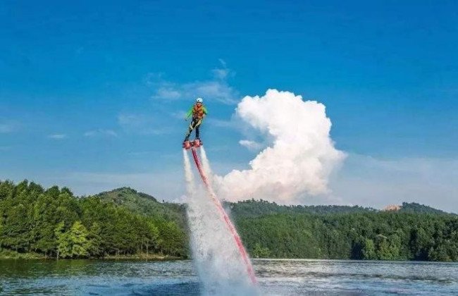“南海邮轮”停着。它旁边的海面上，一艘疯狂的摩托艇，用一根长长的管子喷水把人往天上顶是什么运动？