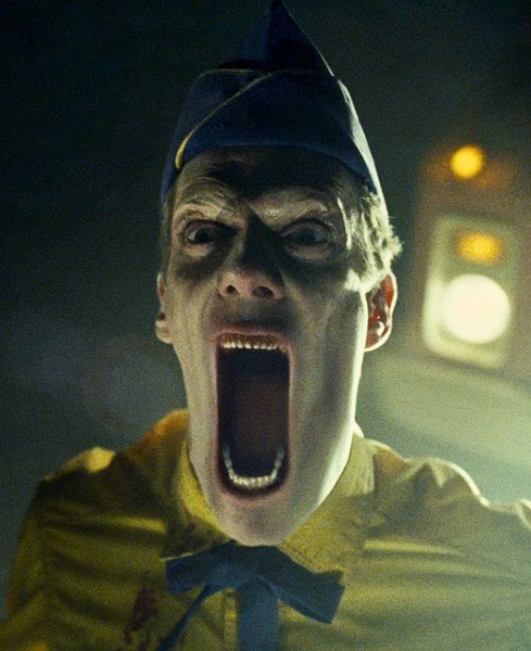 应该是美国的一个恐怖僵尸电影，有一个情节是很多人晚上困在偏僻的旅馆还是加油站，一起阻止僵尸