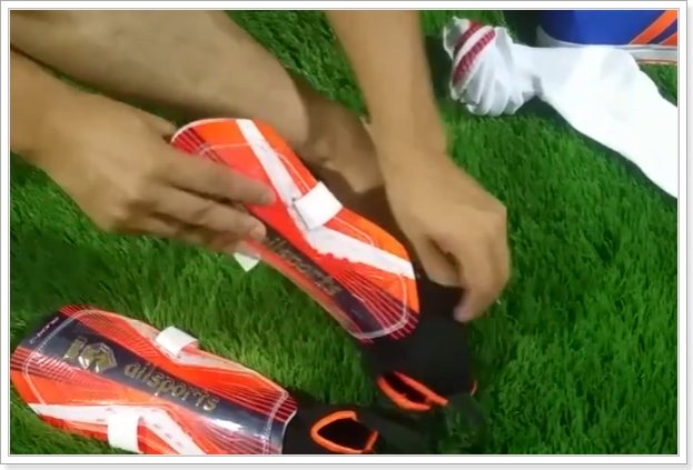 足球护腿板的正确戴法