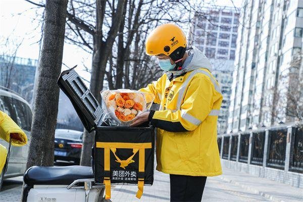 上海一老板带员工剪寸头只因外卖有头发，你觉得有必要吗？