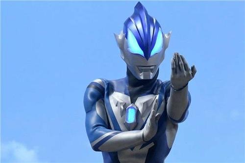 爸爸为给儿子庆生，用废料打造巨型奥特曼，这位爸爸是如何把废物变宝的？