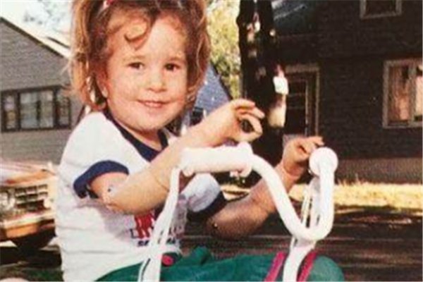 7岁女孩竟然举重80公斤杠铃，会对身体有影响吗？