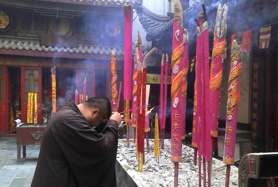 给佛祖上香可以上四根吗 上四根是什么意思呢？