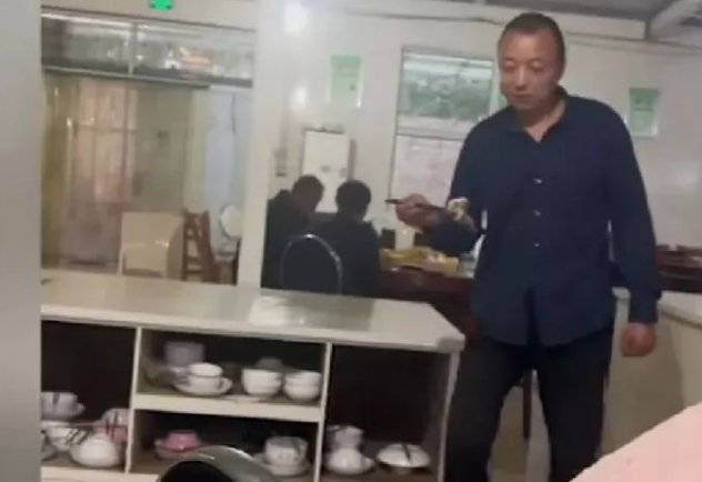 爸爸跨桌给女儿夹鸡腿，送完一只又一只，父爱究竟有多伟大？