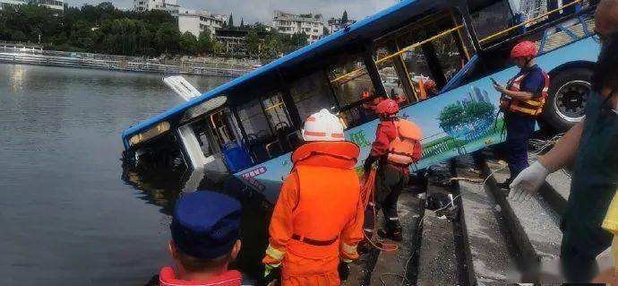 贵州公交坠湖幸存学生拼命游出，幸存学生的现状如何？