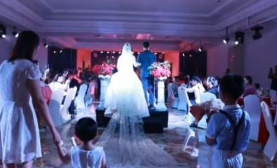 一对新人苦等9个月的婚礼视频全是背影，这家婚庆公司到底是有多不靠谱？