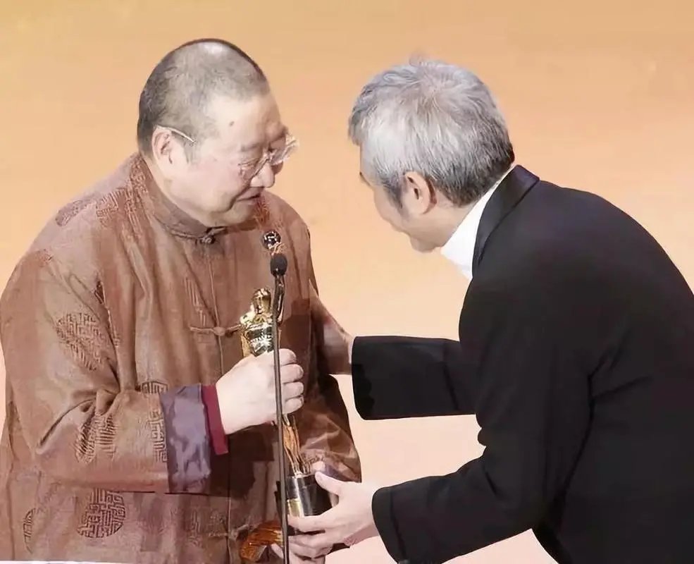 让成龙悲叹、刘德华怀念的香江才子倪匡到底有多牛？