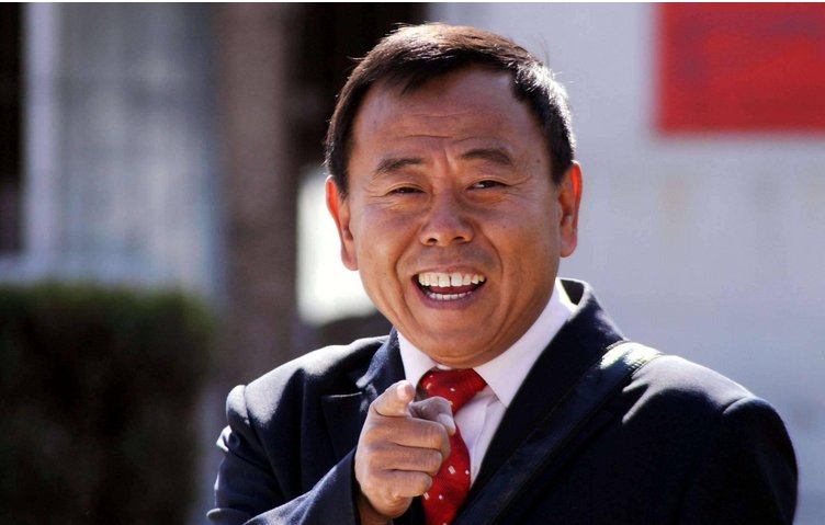 大家纷纷讨论潘长江和蔡明的小品，他们通过小品表达出了什么道理？