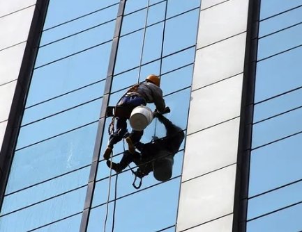 警方回应业主持刀威胁外墙作业工人，外墙工作者有多危险？