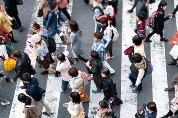 全国10省份人口出现自然负增长，这与哪些因素有关？