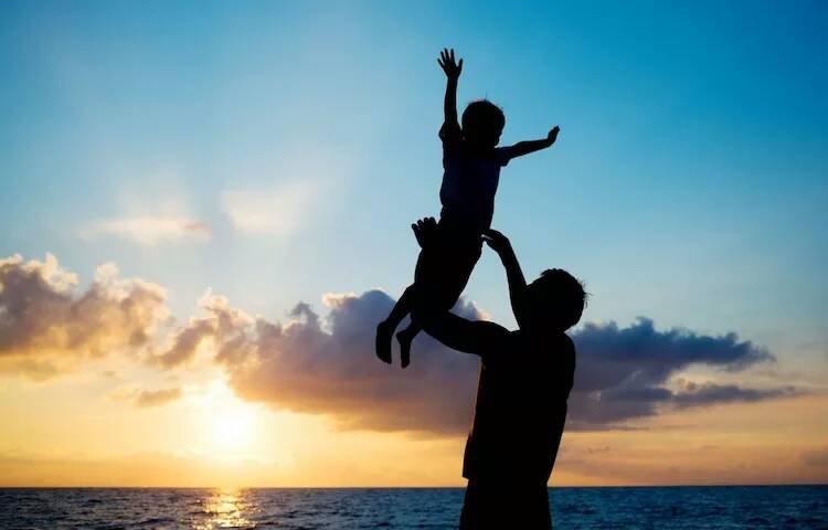 家境不好，但父亲总喜欢请客，该如何劝阻父亲呢？