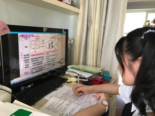 上高二的女儿说数学老师网课都不教课，该如何跟学校反映一下？