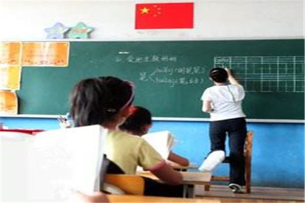 老师站楼道给学生讲课，学生真能听清楚？