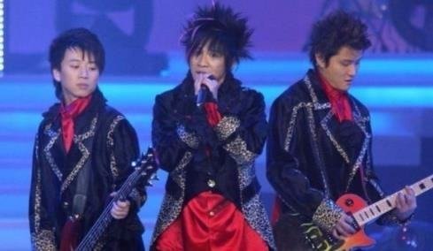 穷开心歌词是什么？