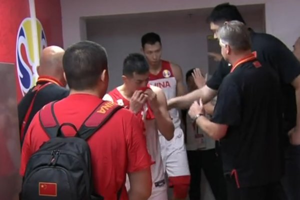 赛后更衣室的姚明连说三遍“全靠自己”，是怒其不争和力不从心吗？