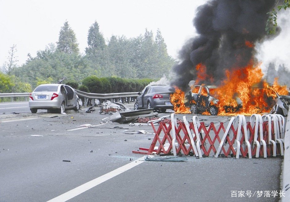 安徽一轿车高速上爆胎，一家六口当场丧命，此事给予了我们什么警示？