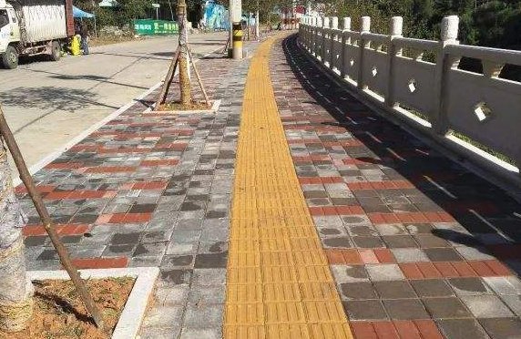 人行道的宽度是多少？