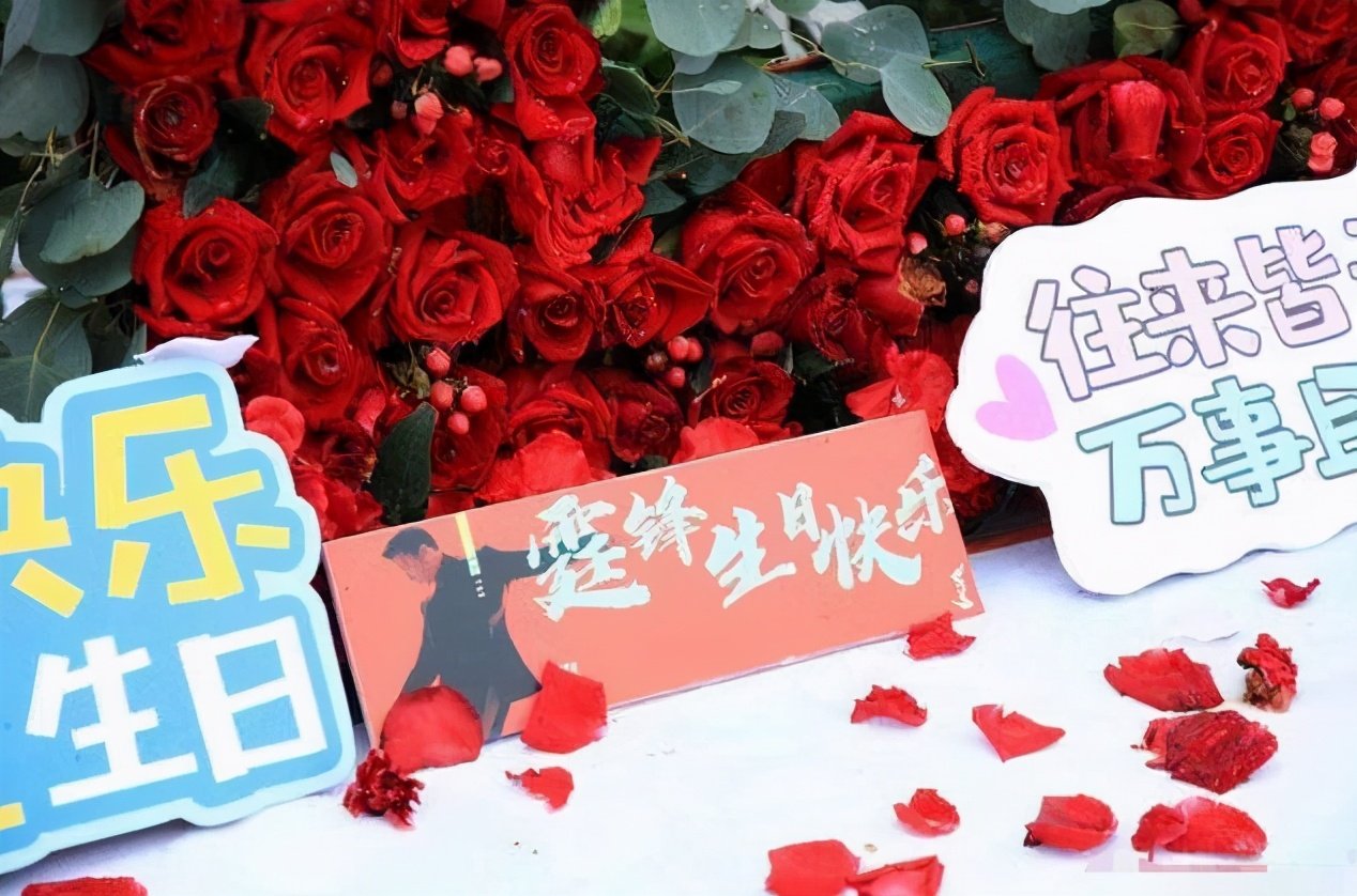 至今仍用诺基亚手机的李健，送谢霆锋万元银壶做生日礼物，你怎么看？