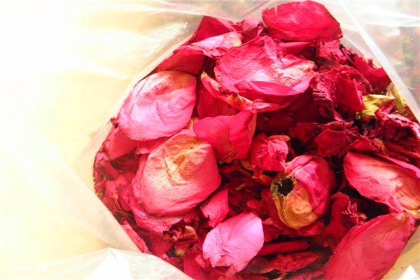 怎么制作干玫瑰花瓣？