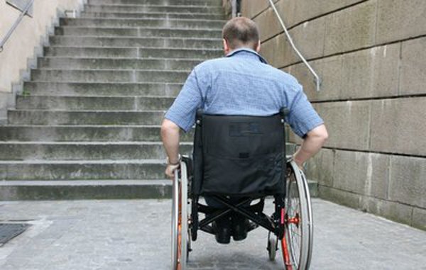 70岁老人发明自动爬楼智能车，该智能车能帮到老人什么？