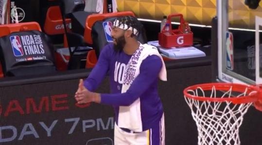 浓眉击掌被库兹马无视后，作何反应？