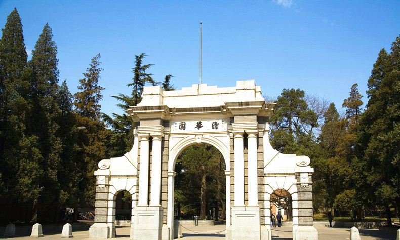 清华大学生在骑车时用笔记本电脑的原因是什么？