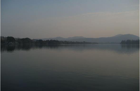 十里平湖霜满天寸寸青丝愁华年什么意思？