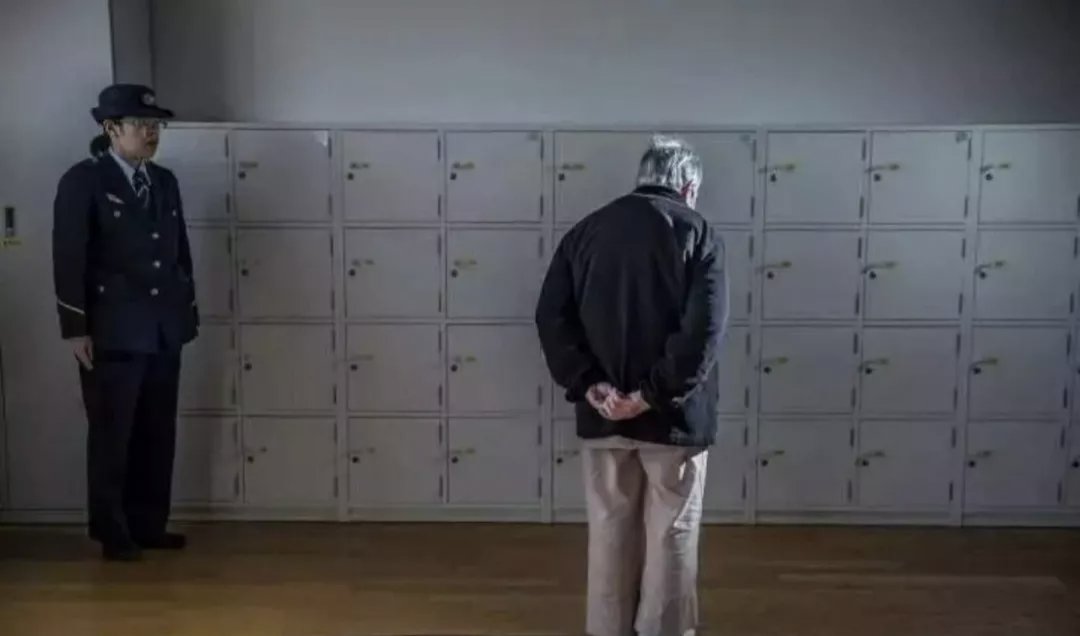 安徽一老奶奶偷钱包被抓竟甩锅给孙子，如何站在法律角度看待此事？