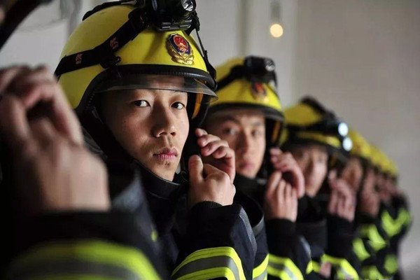 消防员出警遇外国人在线求助女友引发热议，网友对此有何评价？