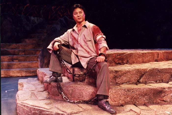 《红岩》这本书主要讲述了怎样一个故事?