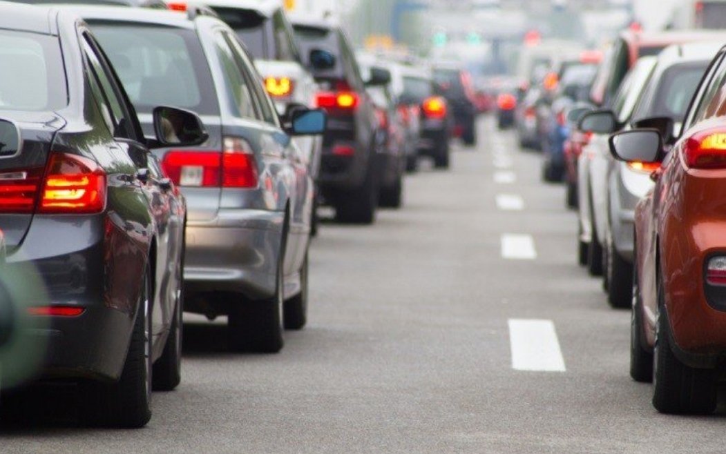 国庆堵车1小时仅移动100米，遇到这种情况的时候该怎么办？