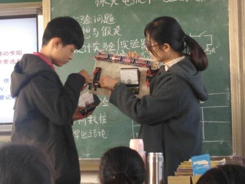 江西一物理老师室内演示电流让学生惊叹不已，这样的教学方式为何更受喜欢？