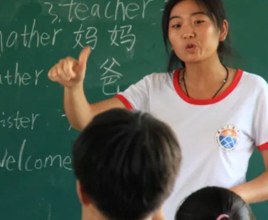 40多名支教老师背着6000片卫生巾上大山！她们这么做有什么意义？