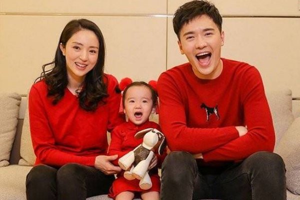 疑高云翔朋友圈怀念董璇，这样的行为值得被同情吗？