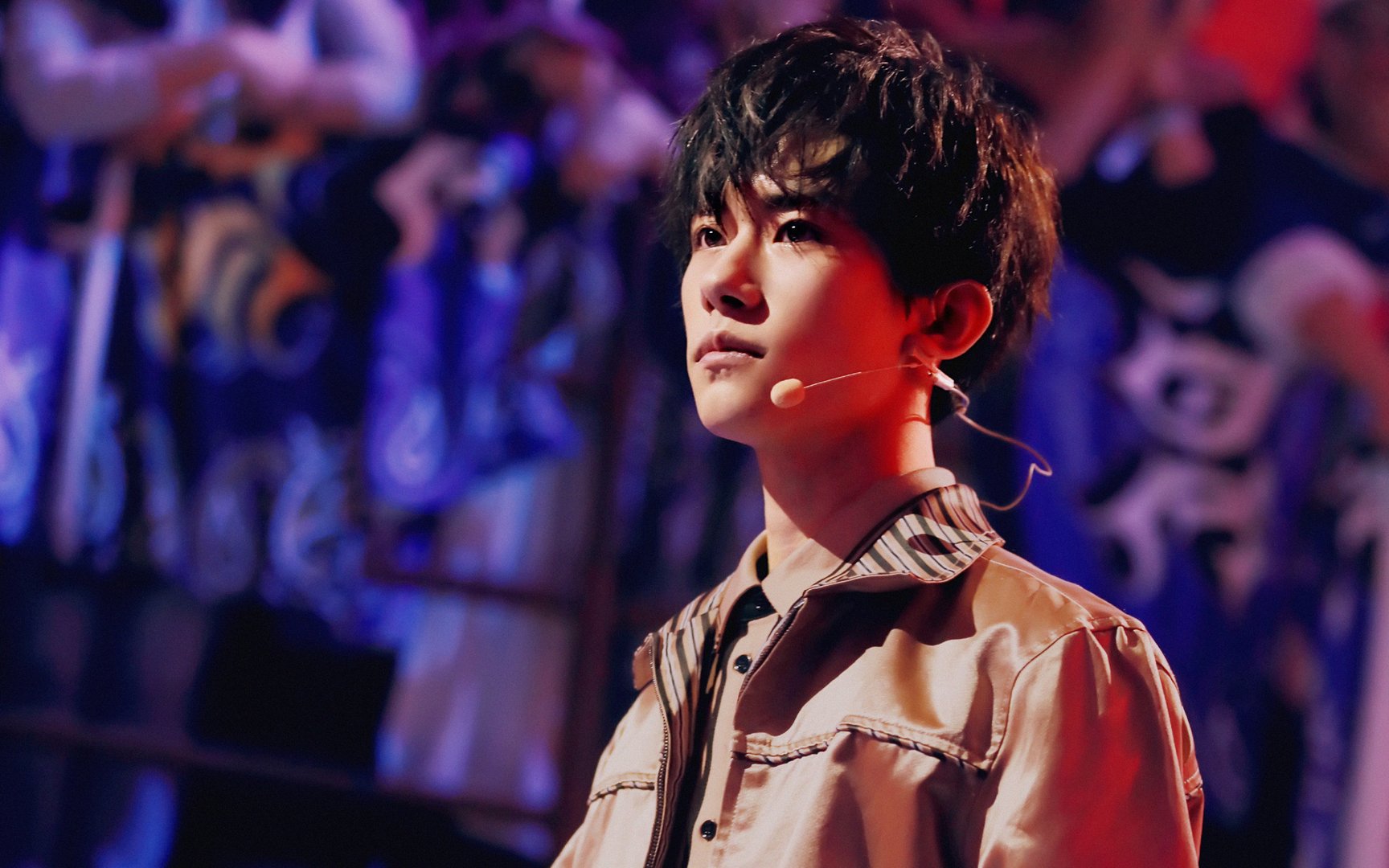 易烊千玺坐地铁一次都没有被认出来过，是捂的太严实，还是路人都在忙？