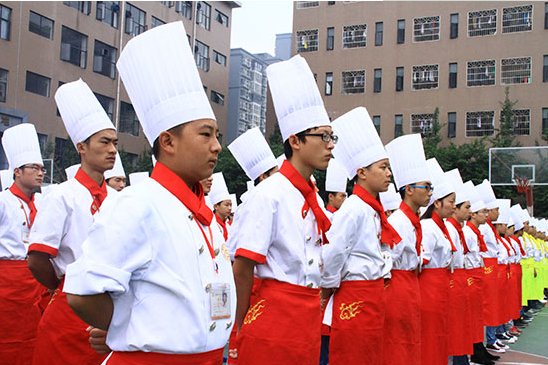 学厨师一年学费多少钱呢？
