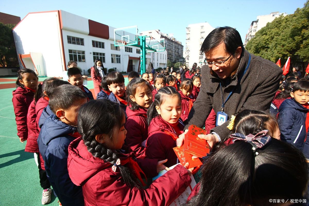 如何看待河北学校门口放锤子免费碎手机，为何不提倡中小学生带手机入校？