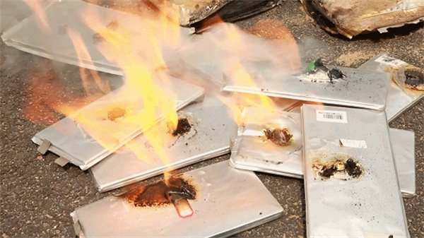 林志颖车祸细节：车燃烧3小时未熄灭，锂电池着火为何难以扑灭？