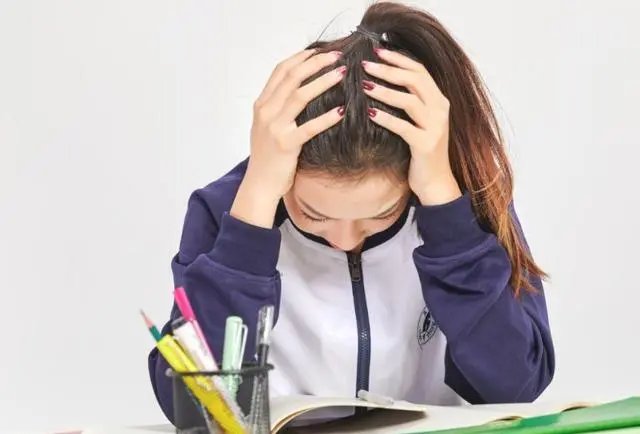 父母均博士女儿学业压力大轻生，这件事给予家长们什么警示？