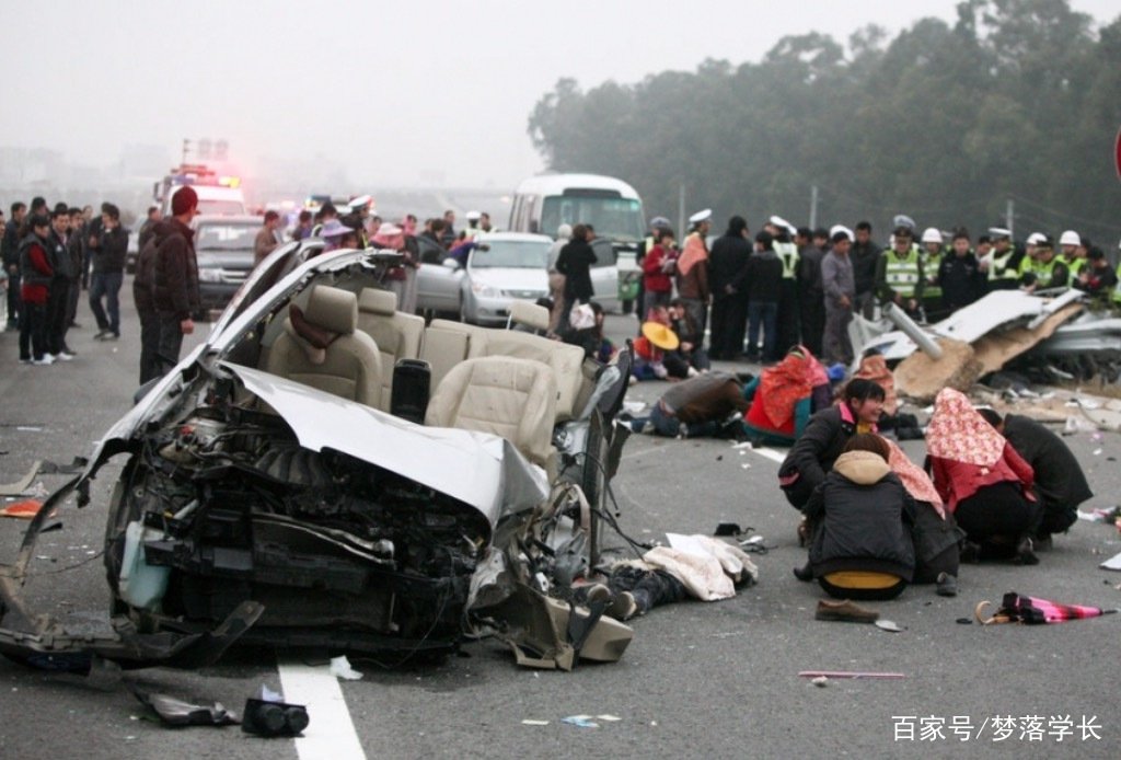 安徽一轿车高速上爆胎，一家六口当场丧命，此事给予了我们什么警示？