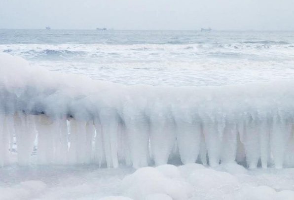 大海被冻住了！海浪冲上沙滩结冰，场面犹如末日奇观，网友对此有何表示？